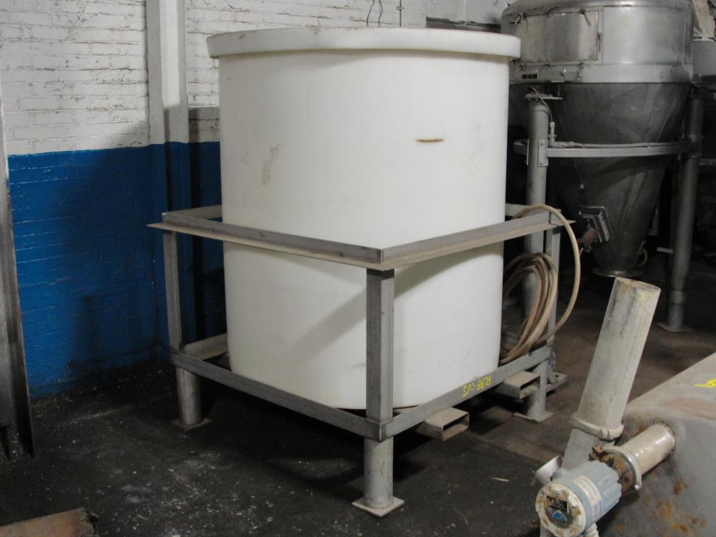 Tank 600 gallon vertical tank, poly, flat bottom