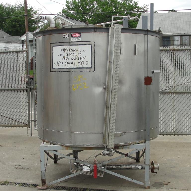 Tank 790 gallon vertical tank, Stainless Steel, slope bottom